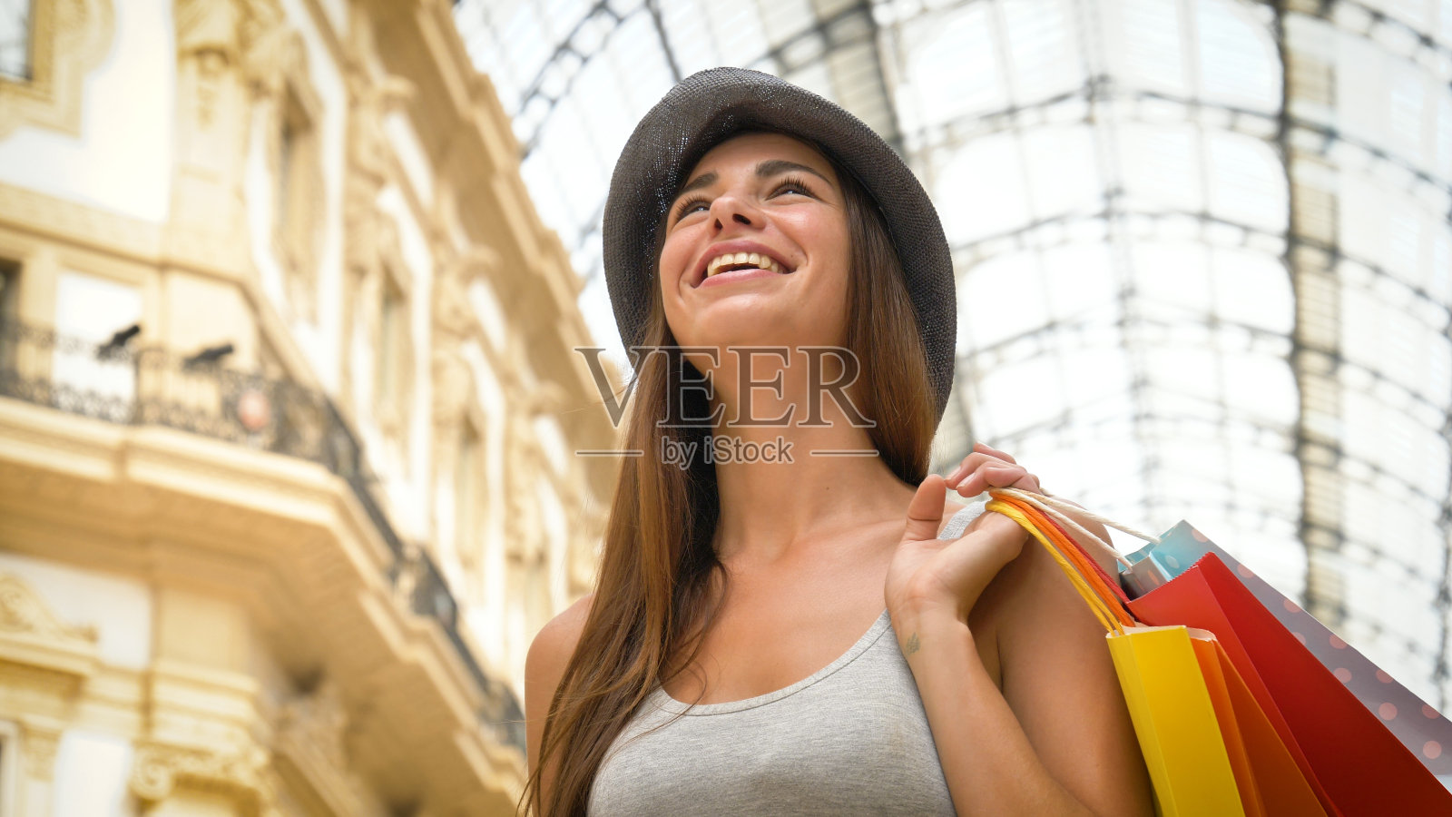 一个年轻漂亮的女孩在市里的商店购物时喜欢购物照片摄影图片