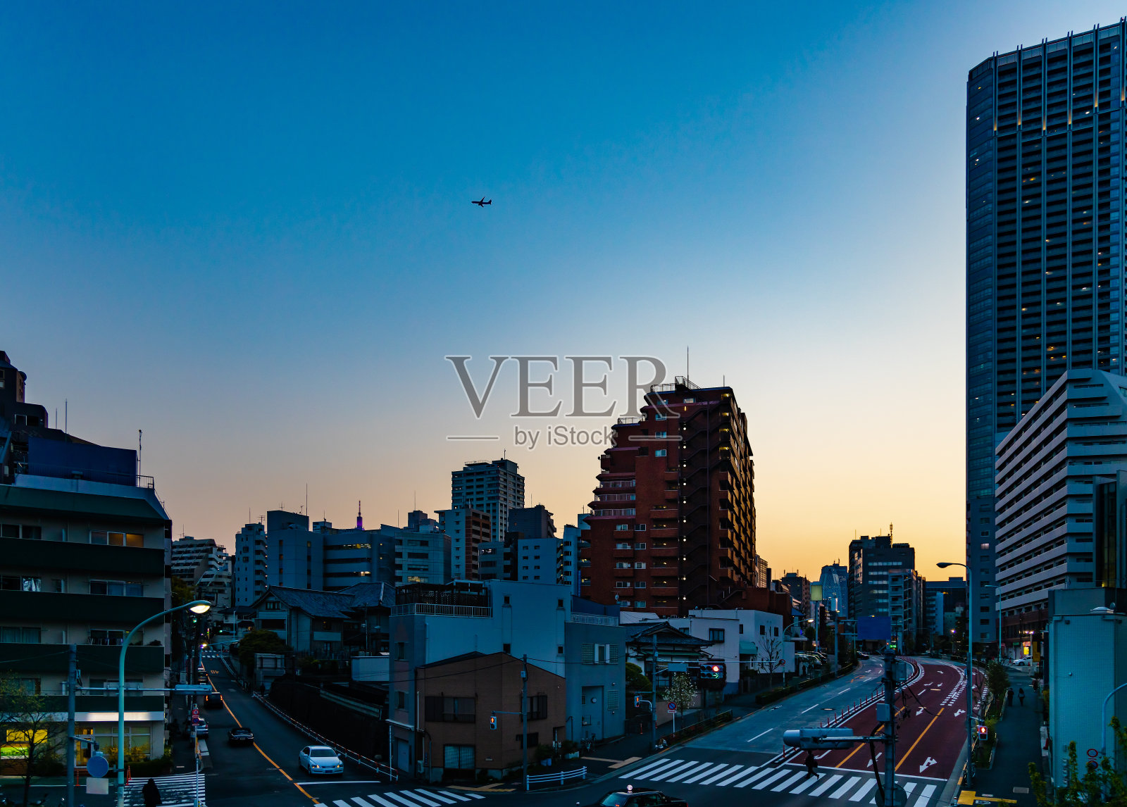 东京黄昏的天空和飞机照片摄影图片