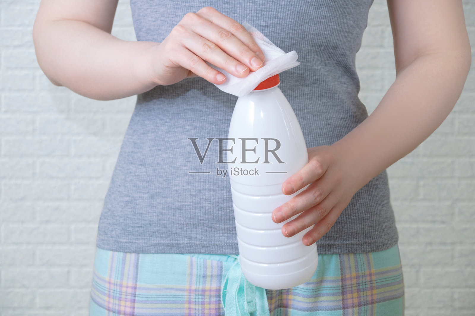 奶瓶消毒用抗菌湿巾特写。照片摄影图片