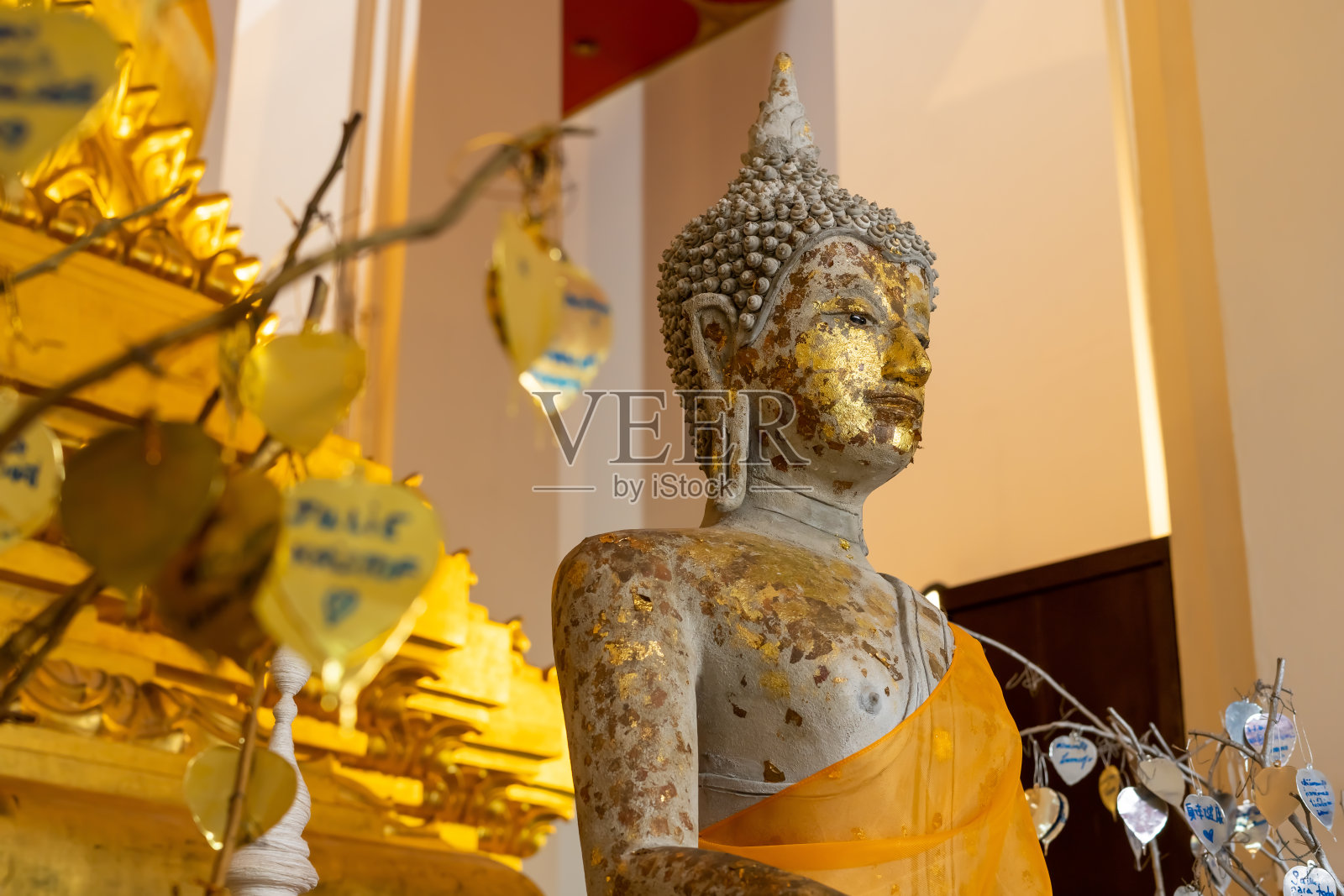 佛像用金箔贴合而成。为了供奉在泰国大城府的Wihan Mongkol Bophit照片摄影图片