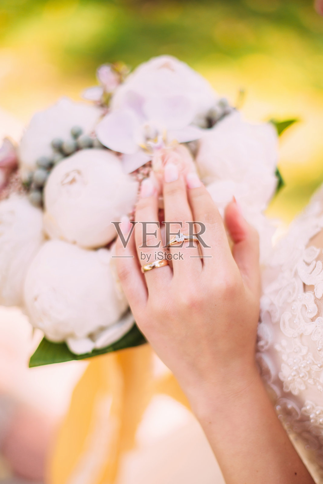 婚礼上新娘花束。一枚镶钻石的戒指。婚礼配件及珠宝照片摄影图片