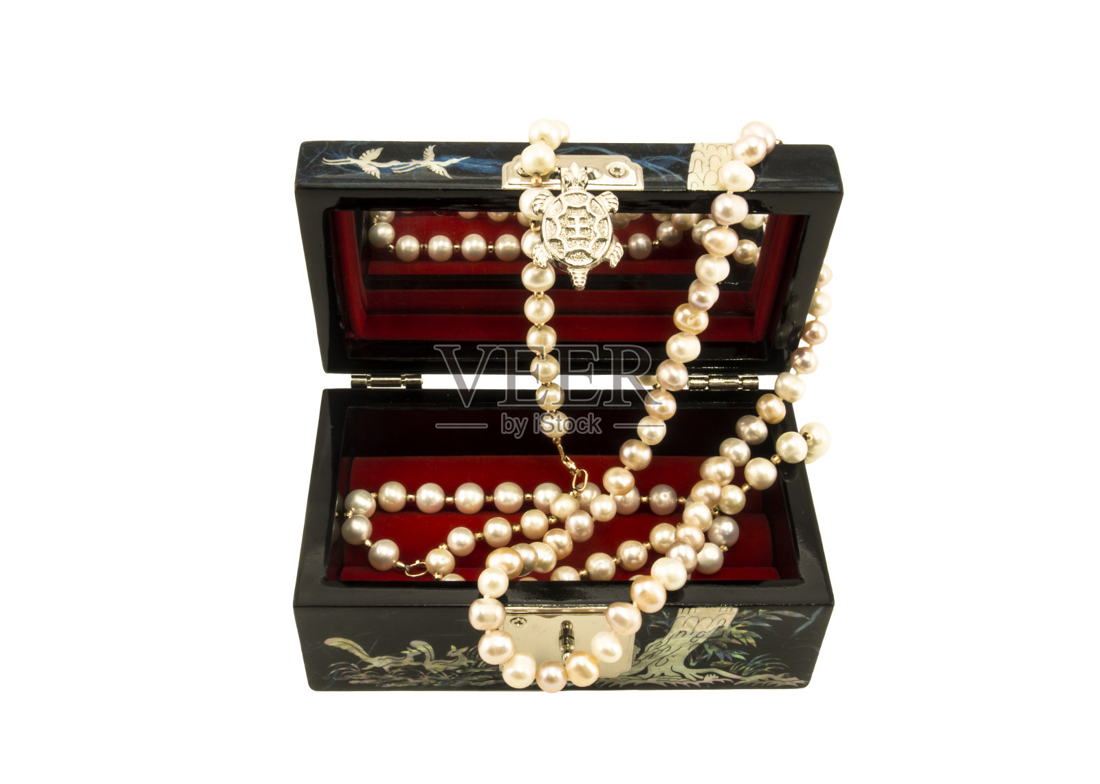 孤立的首饰盒与珍珠项链在白色的背景照片摄影图片