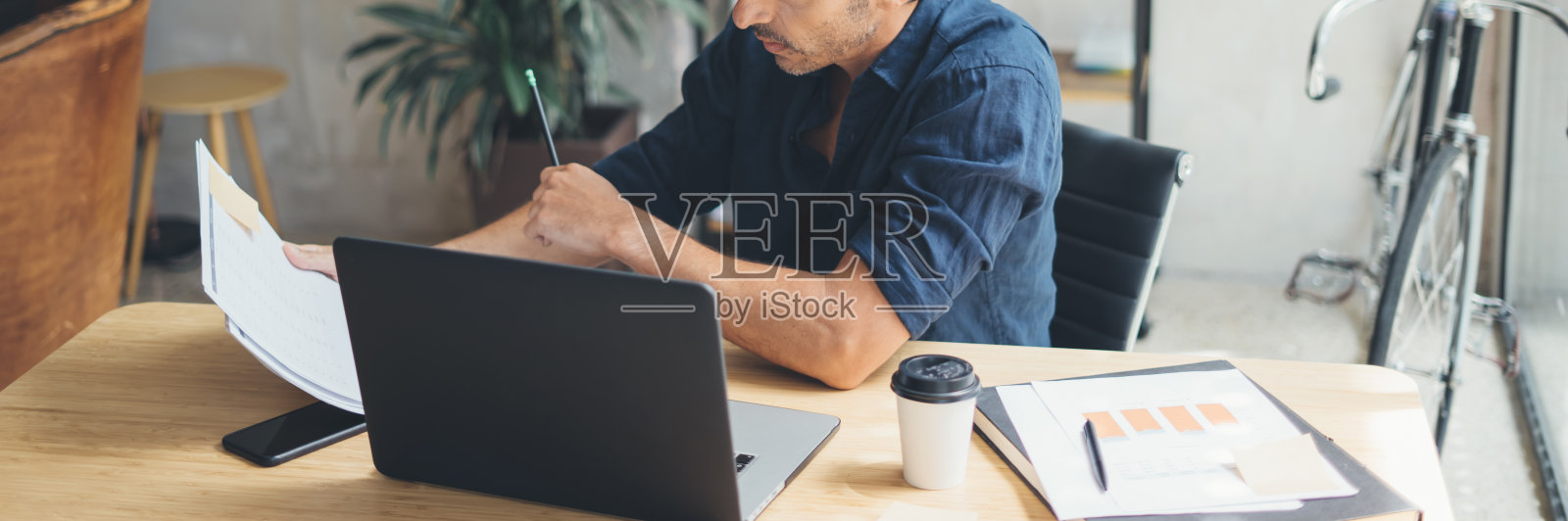 在光明工作室用笔记本电脑工作的人照片摄影图片