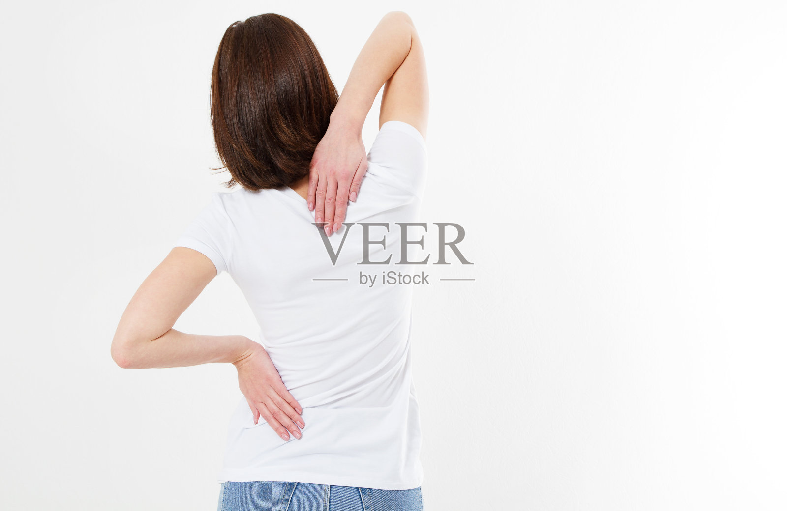 女人背痛-女性风湿症及其治疗有吸引力的女性遭受背痛。都是白色背景。照片摄影图片