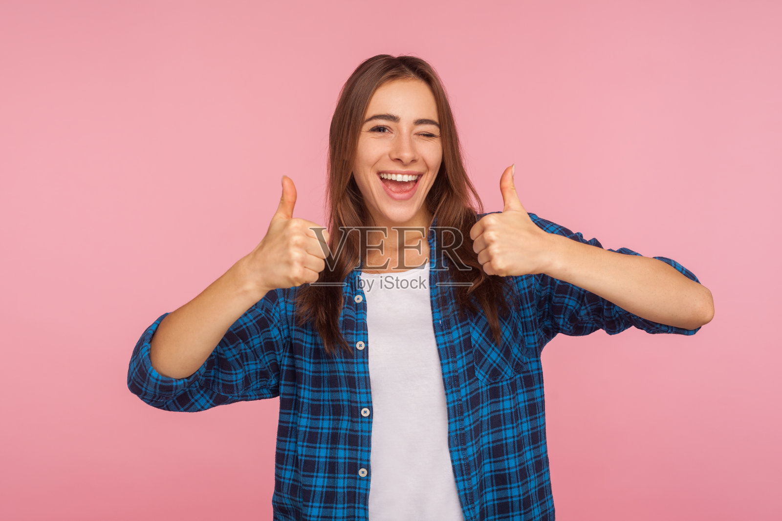 做得好!肖像热情的女孩在格子衬衫站着双拇指向上和微笑广泛照片摄影图片