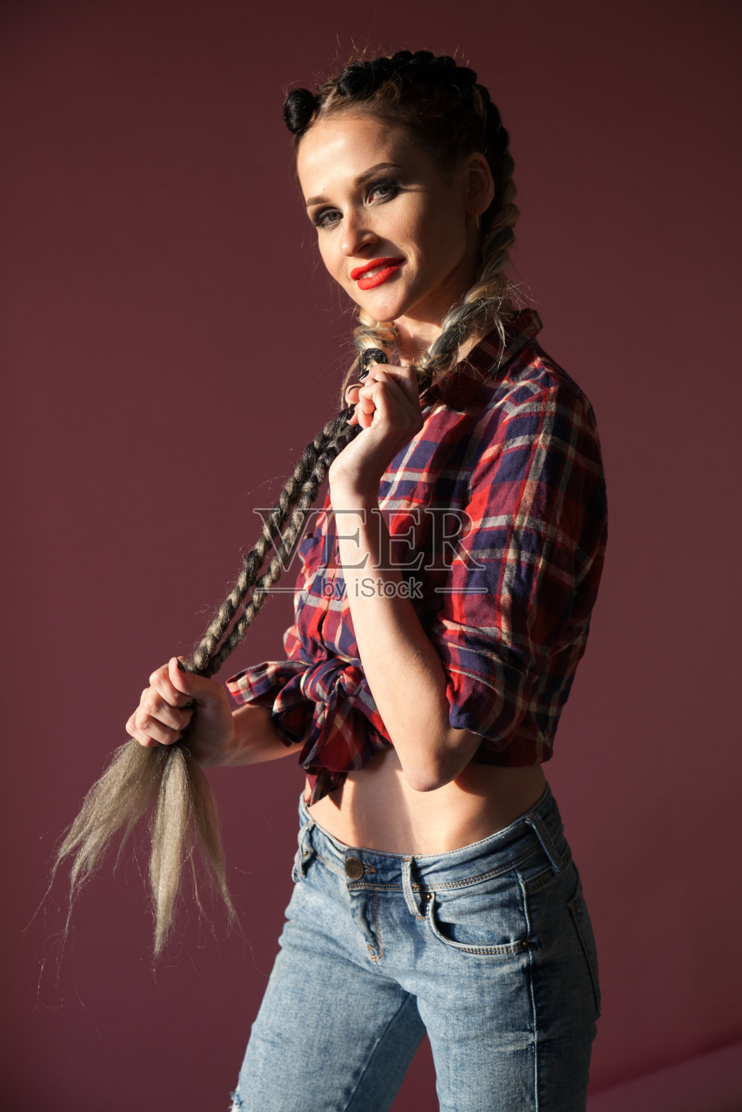 一个梳着辫子，穿着乡村衬衫的时髦女人的肖像照片摄影图片