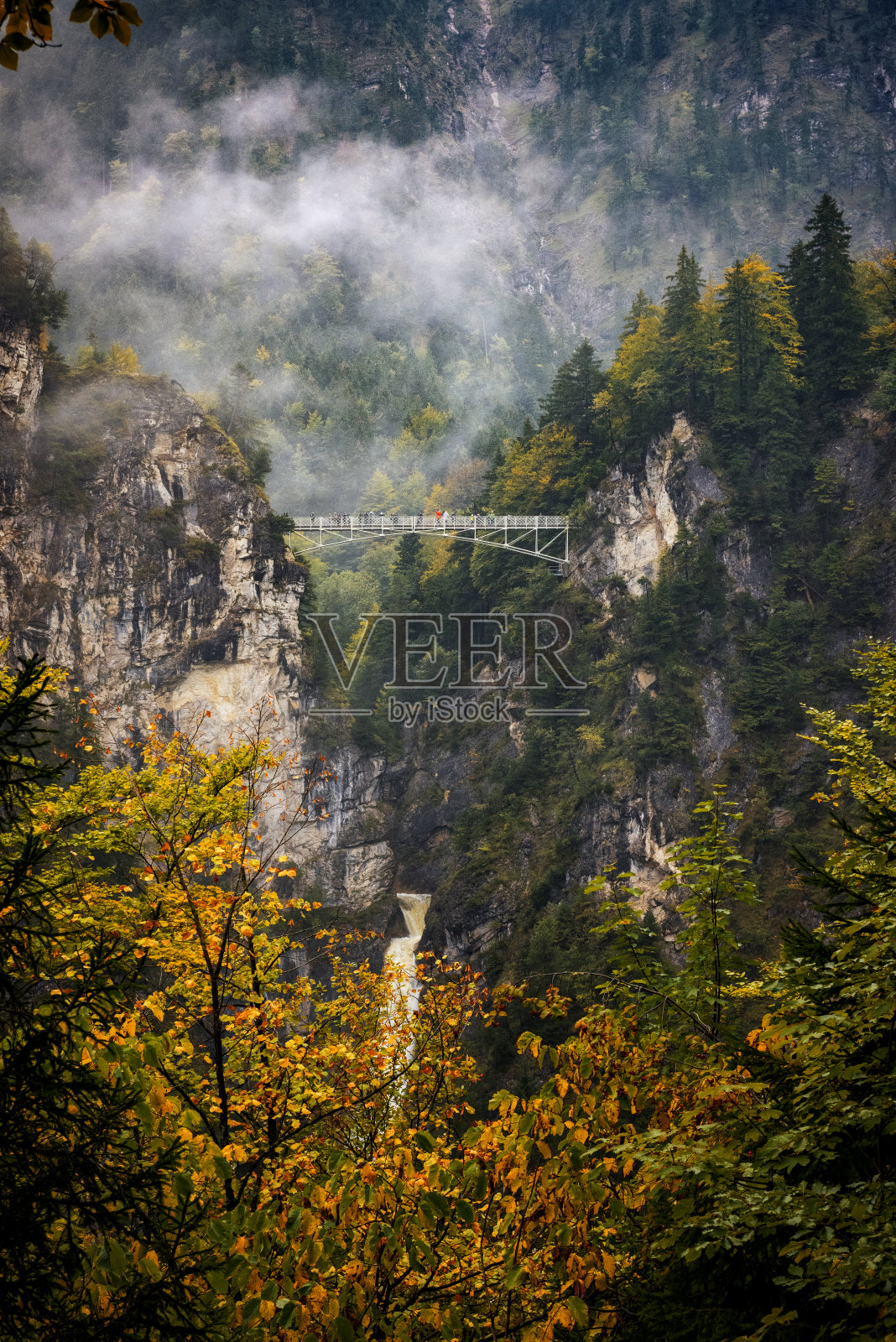 秋天的马里恩布鲁克(玛丽皇后桥)在阿尔卑斯山脉。摄影,巴伐利亚,德国。照片摄影图片