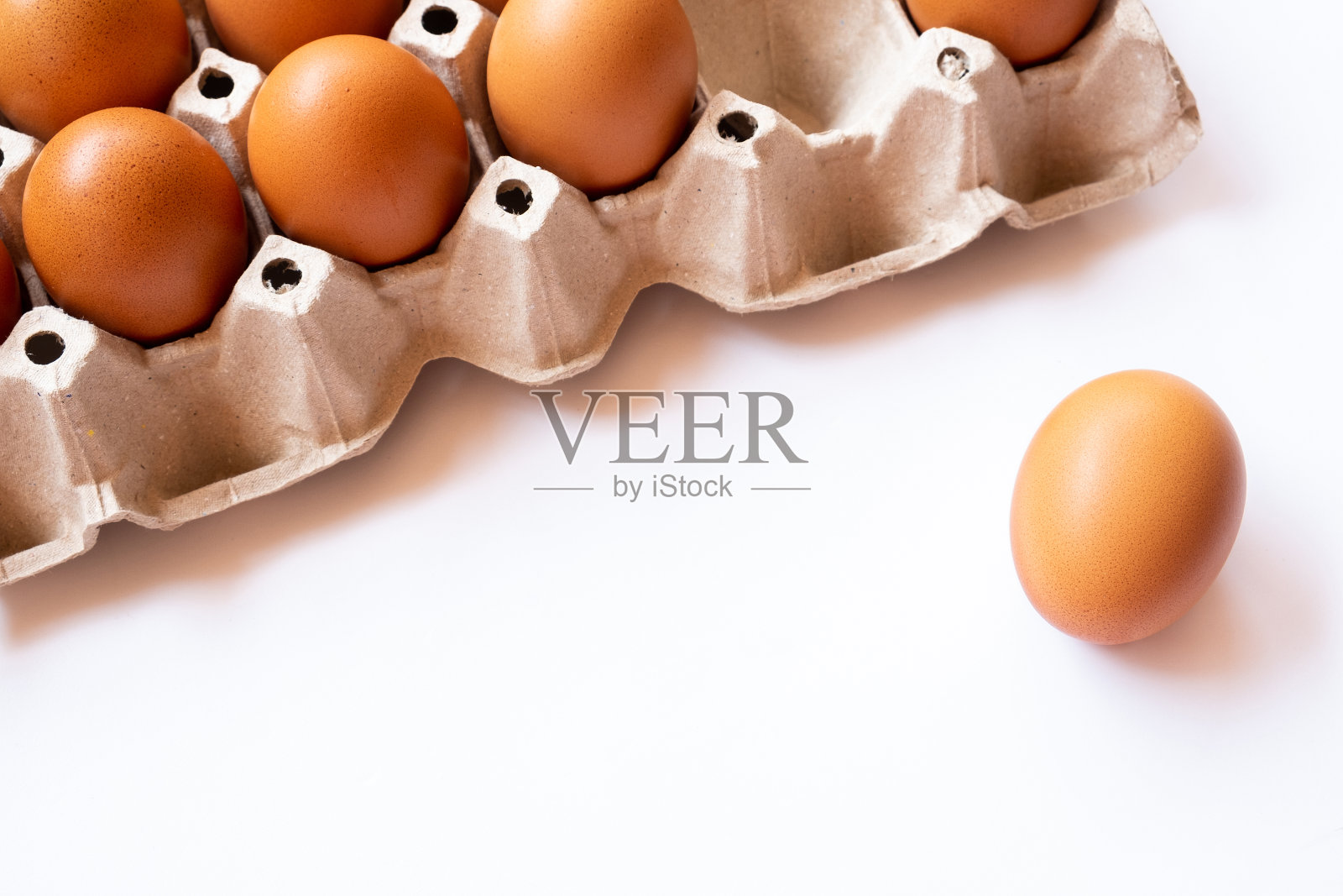 靠近托盘上的有机鸡蛋。廉价的健康的蛋白质。煎蛋是早餐的好食物照片摄影图片