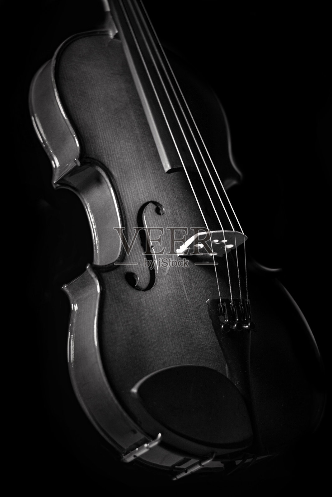 古老的黑白四弦小提琴与黑暗的背景照片摄影图片
