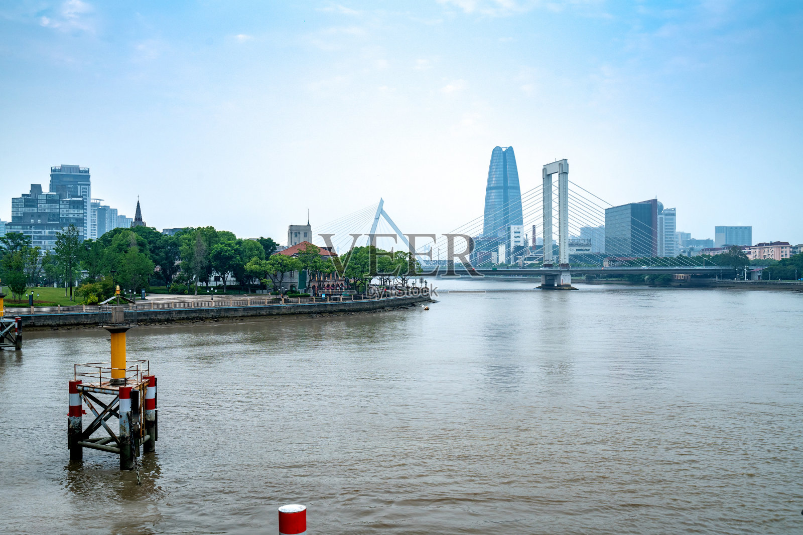 中国宁波老外滩闽江大桥的城市景观。照片摄影图片
