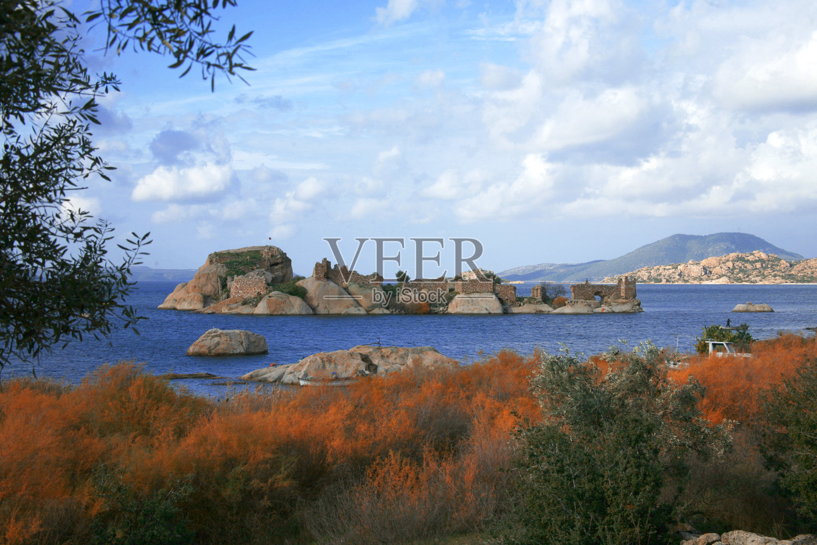 土耳其穆格拉巴法湖Kapikiri村有古老防御工事的岛屿照片摄影图片
