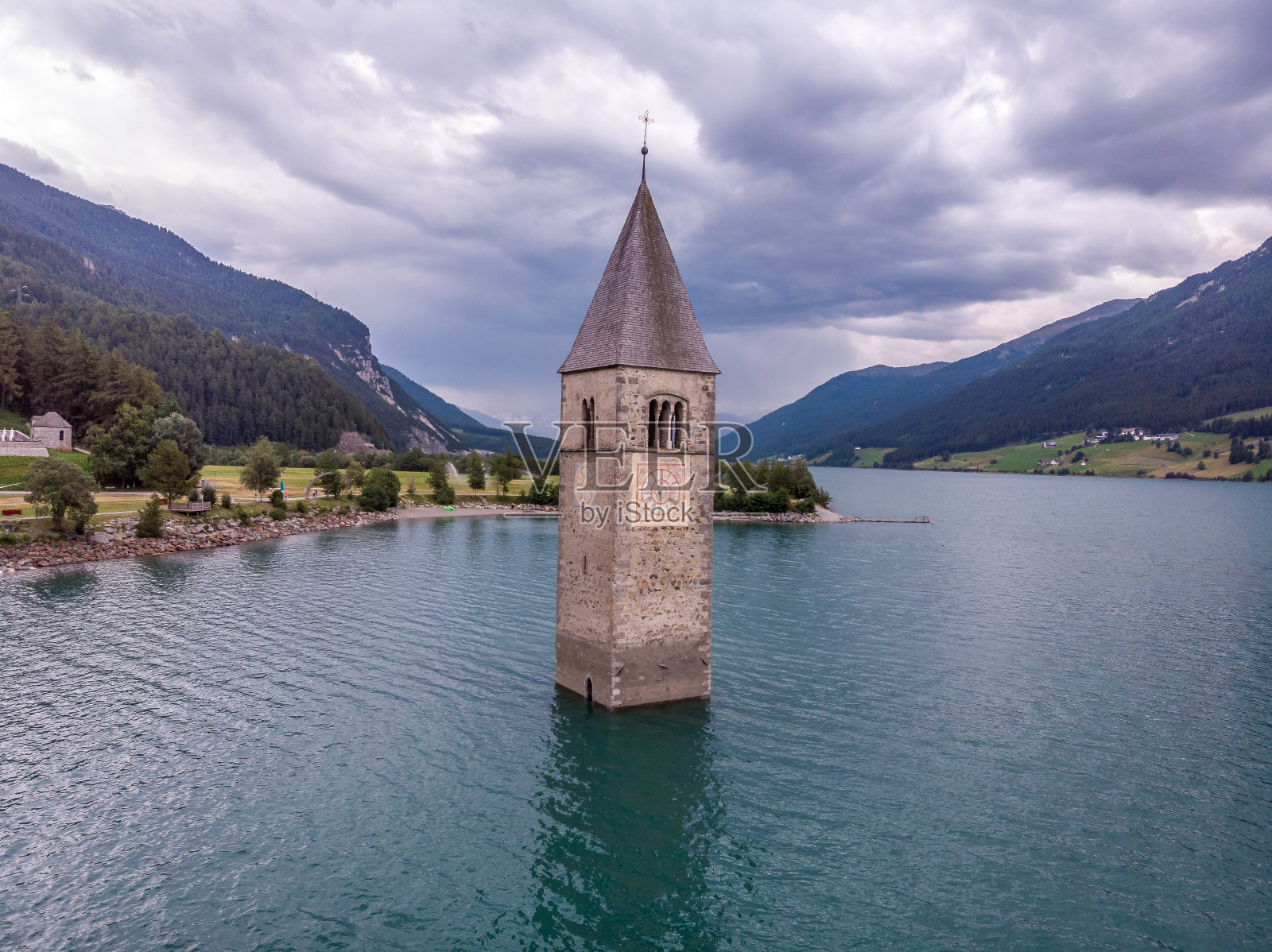 意大利雷西亚湖的教堂钟楼照片摄影图片