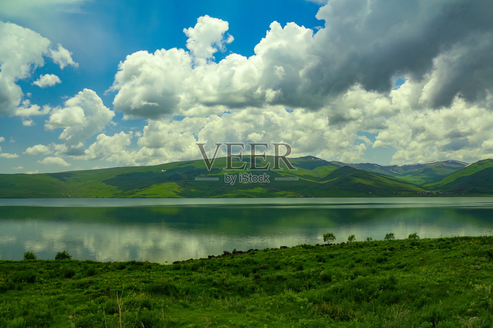 西迪尔湖和郁郁葱葱的山与蓝色多云的天空。照片摄影图片