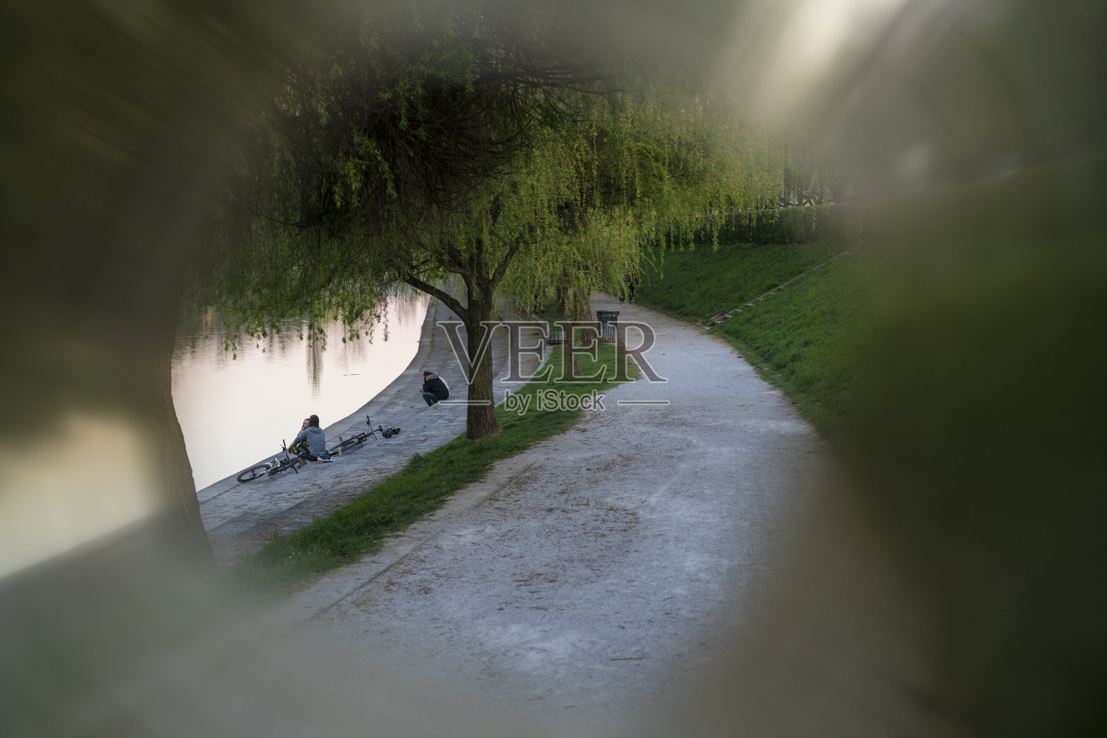 隔离，废弃的卢布尔雅那河公园，斯洛文尼亚照片摄影图片