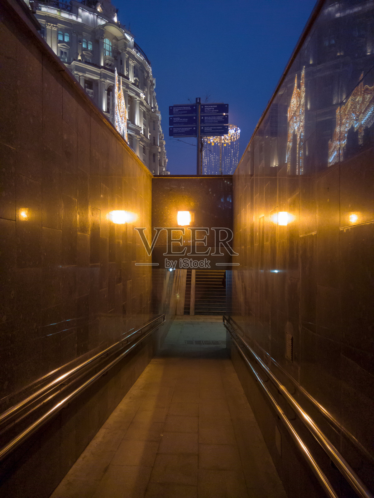 莫斯科Tverskaya街地下人行横道的空入口。隔离期间的深夜照片摄影图片