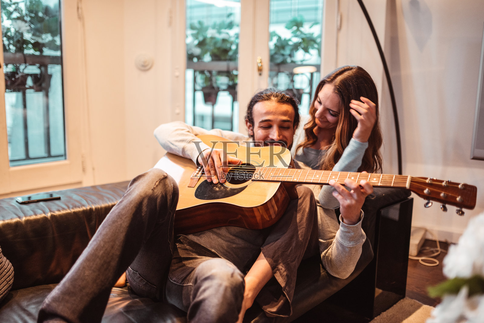 夫妇花时间在客厅里演奏音乐照片摄影图片
