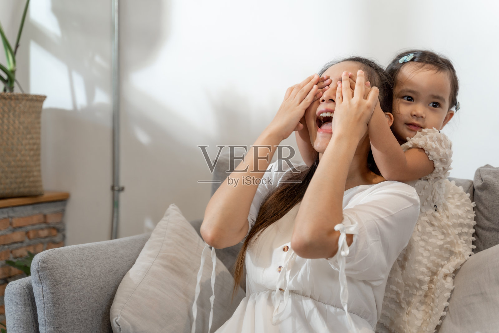 快乐幸福的家庭。母亲和她的女儿孩子女孩玩和拥抱的幸福照片摄影图片
