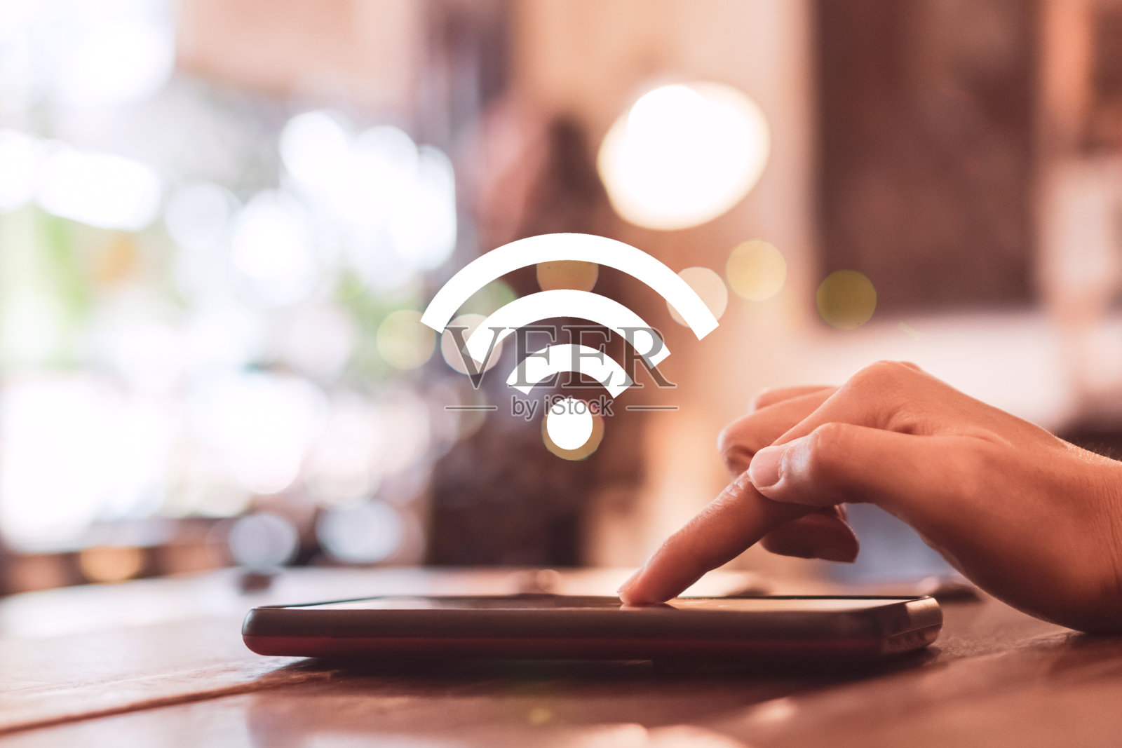Wifi标志图标和智能手机连接屏幕，俯视图城市背景。金融商业科技自由梦想生活运用互联网自由生活理念。照片摄影图片