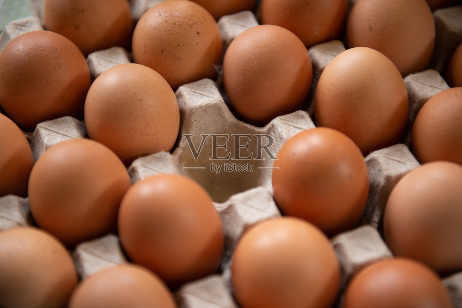 鸡蛋放在纸盒里是为了方便烹饪而准备的。照片摄影图片