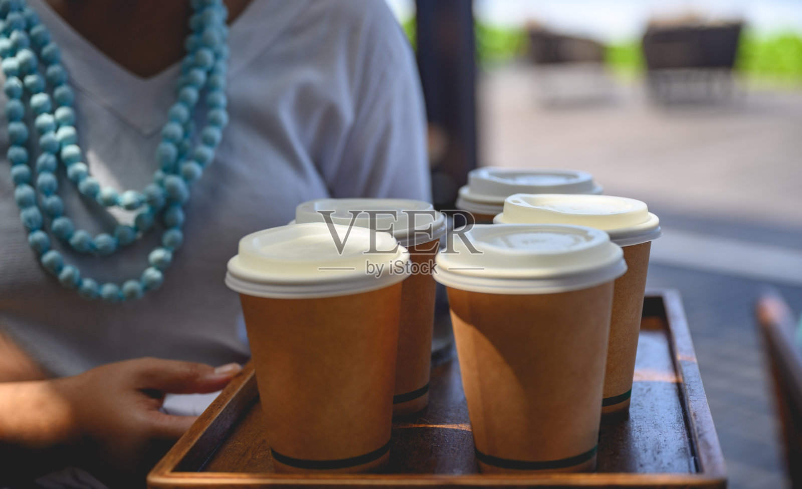 女服务员用一次性杯子喝咖啡照片摄影图片