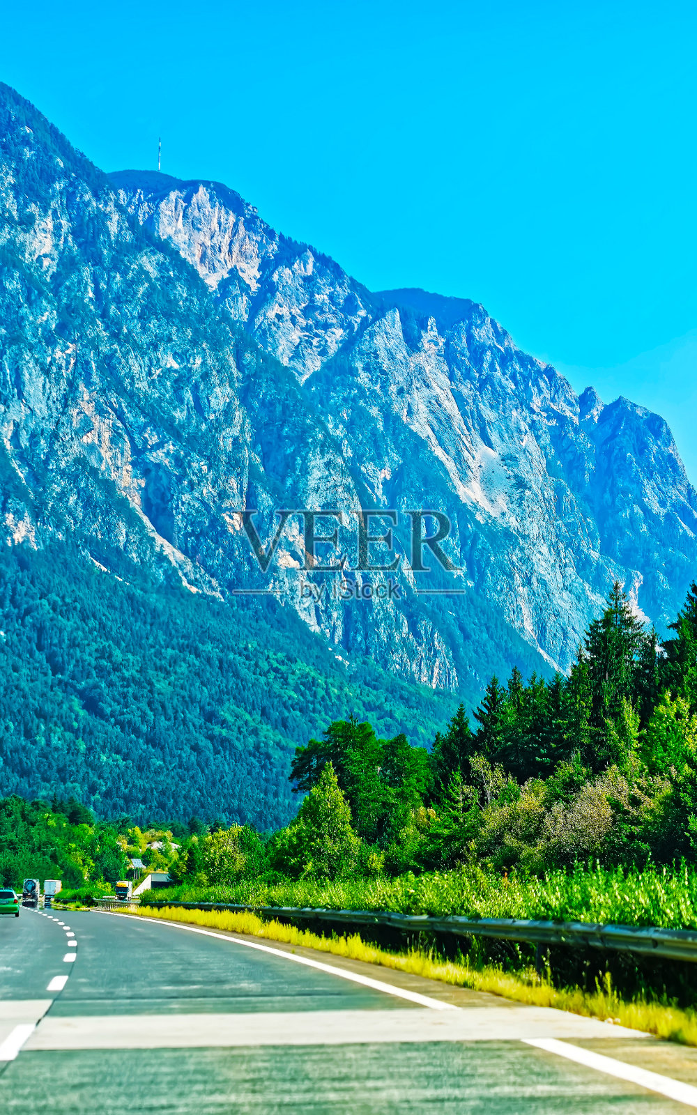 在阿尔卑斯山脉的道路视图照片摄影图片