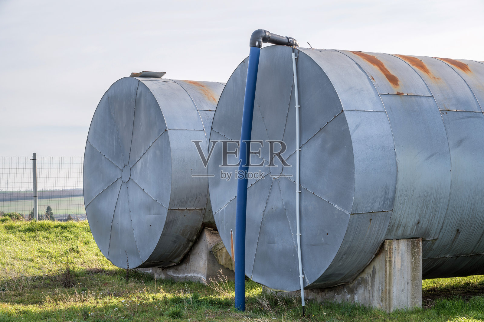 两个大水箱作为果园灌溉系统的一部分照片摄影图片