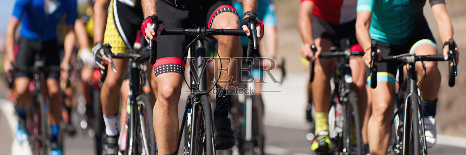 自行车比赛，自行车运动员骑自行车比赛照片摄影图片