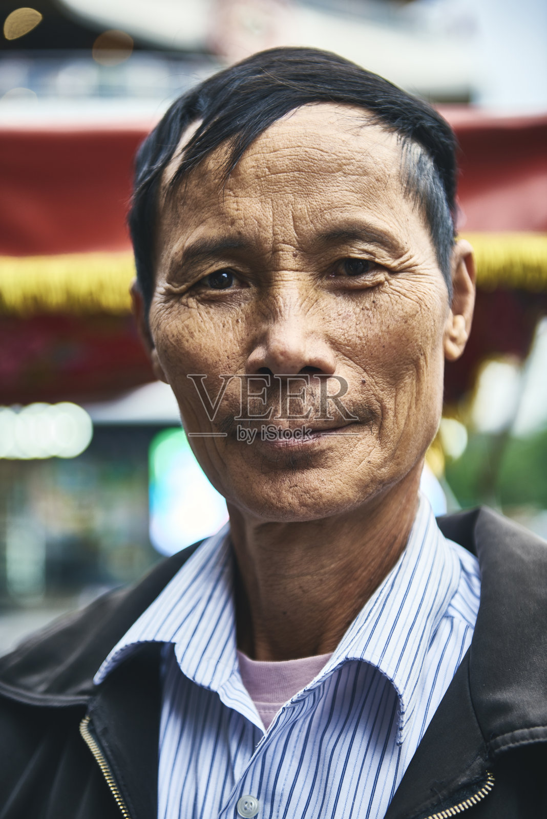 越南成熟男人的垂直肖像照片摄影图片