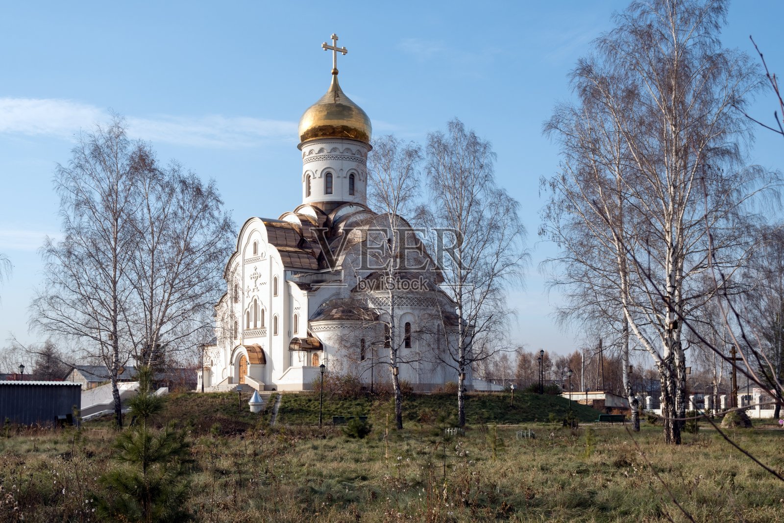 在莱西比尔斯克市一个阳光明媚的秋天，东正教教堂纪念圣使徒安德鲁一世(2011)。克拉斯诺雅茨克地区。俄罗斯。照片摄影图片