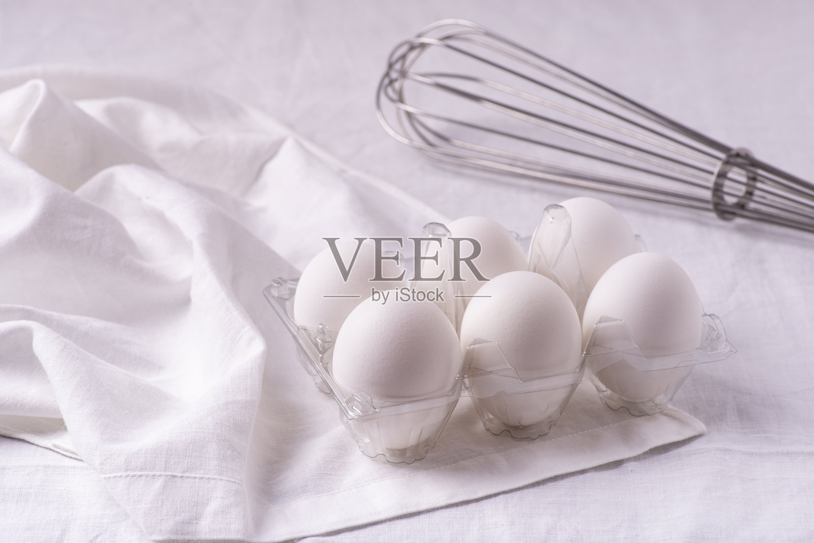 在一块白色的亚麻布上放六个白色的鸡蛋。静物画照片摄影图片