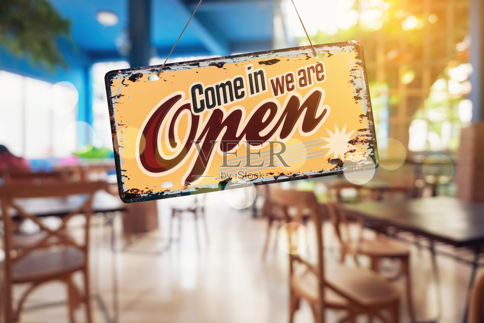 咖啡馆或餐厅门口挂着写着“开门”的商业标志。复古色调风格。照片摄影图片