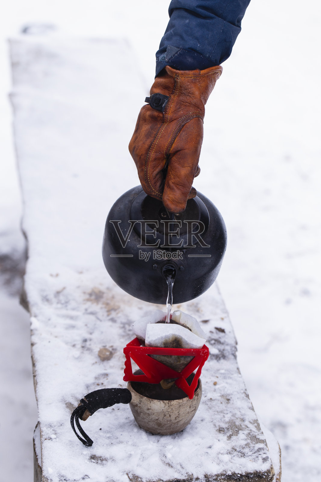下雪天的热水咖啡照片摄影图片