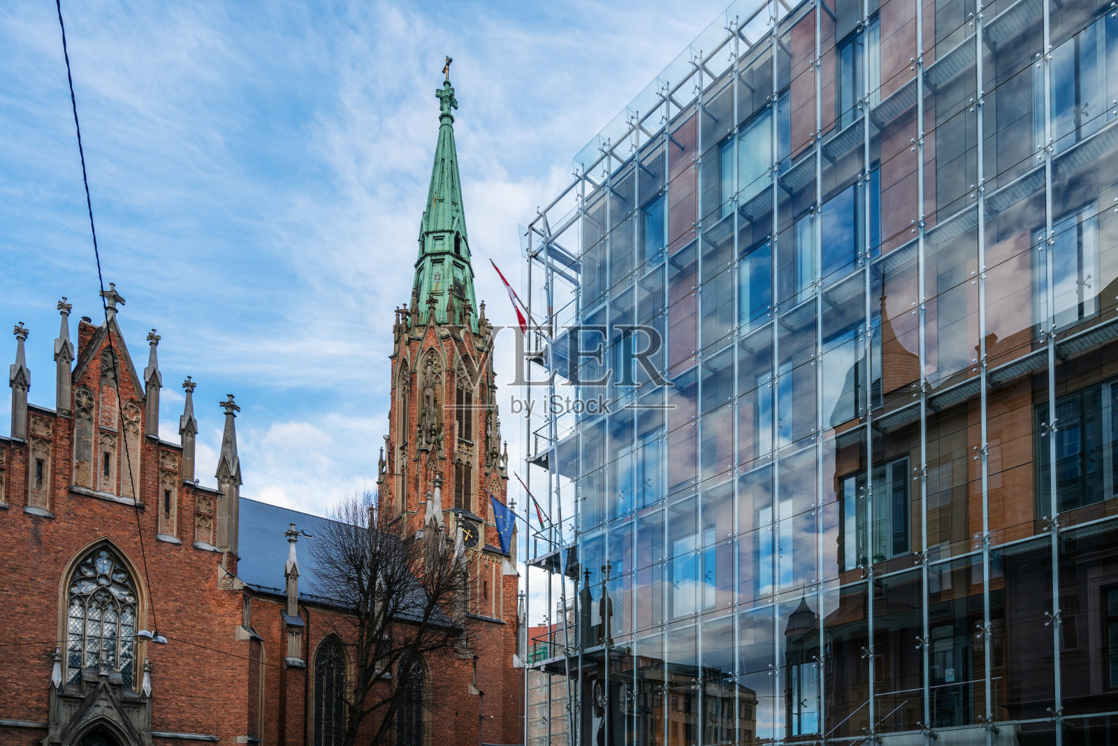 拉脱维亚里加，格特鲁德教堂，老城区中心一片蓝天照片摄影图片