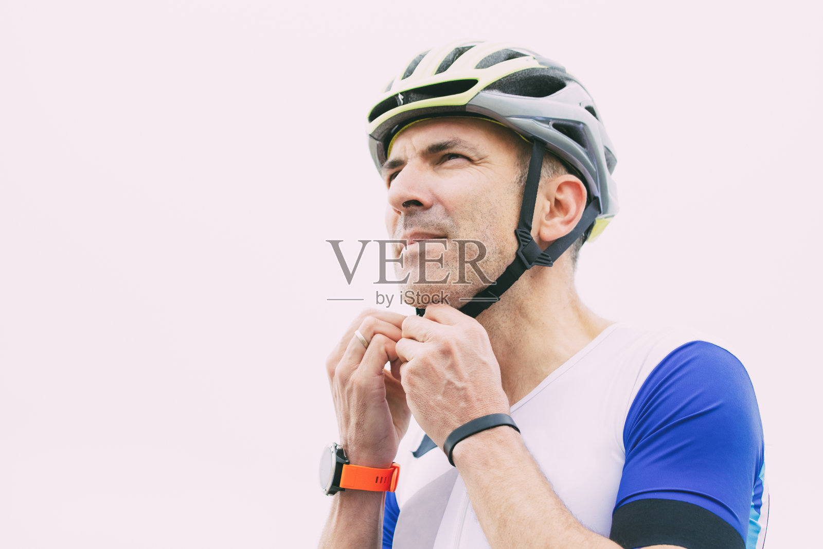 戴头盔的男性自行车手照片摄影图片
