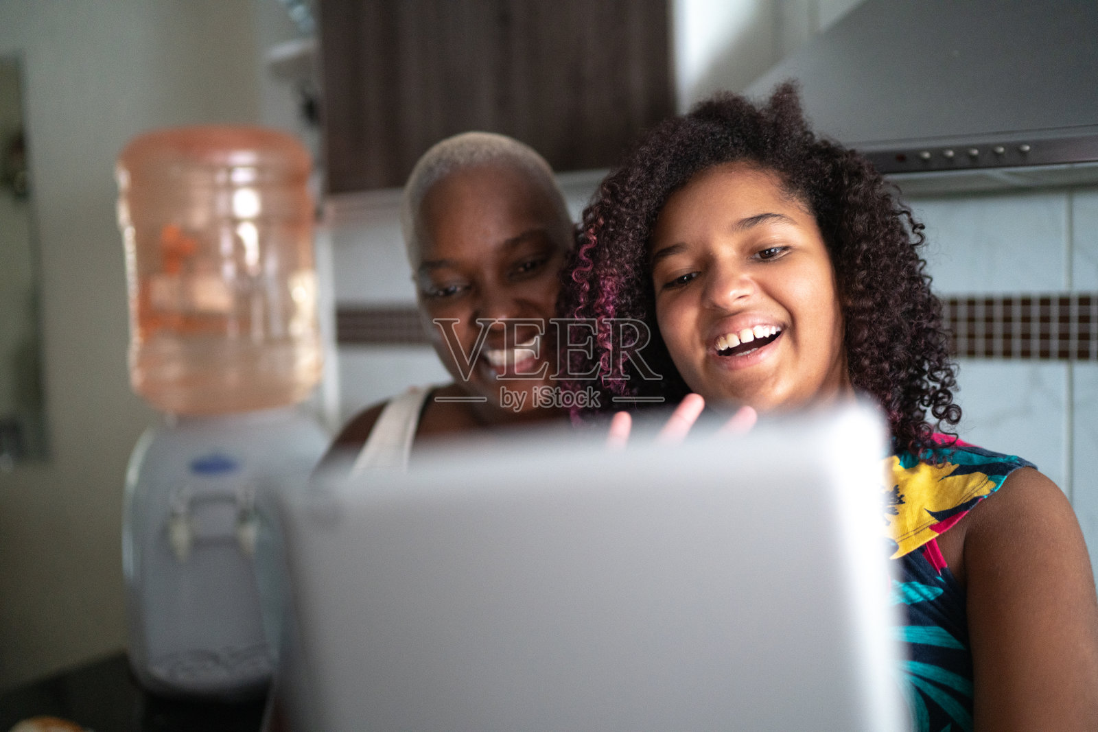母亲和女儿在家里使用数字平板电脑进行视频通话/视频博客照片摄影图片