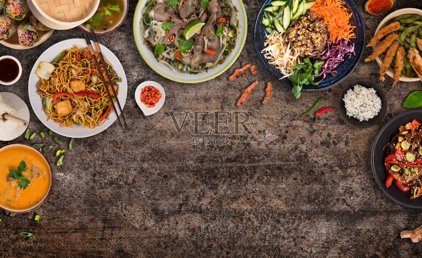 亚洲食物背景与各种配料在乡村的石头背景，俯视图。照片摄影图片
