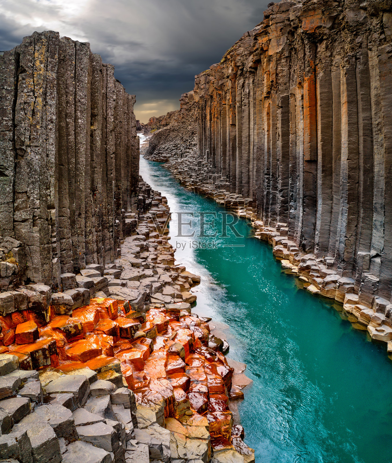 冰岛斯图拉吉尔玄武岩峡谷的壮丽景色。照片摄影图片