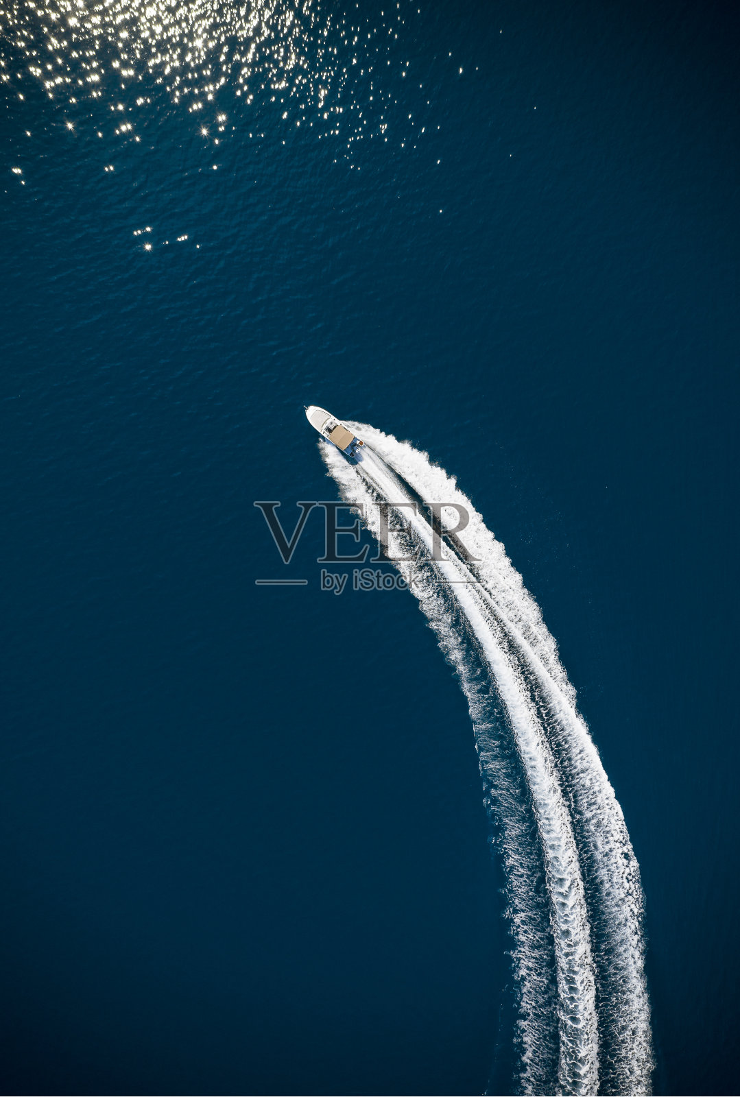 地中海上的快艇。照片摄影图片