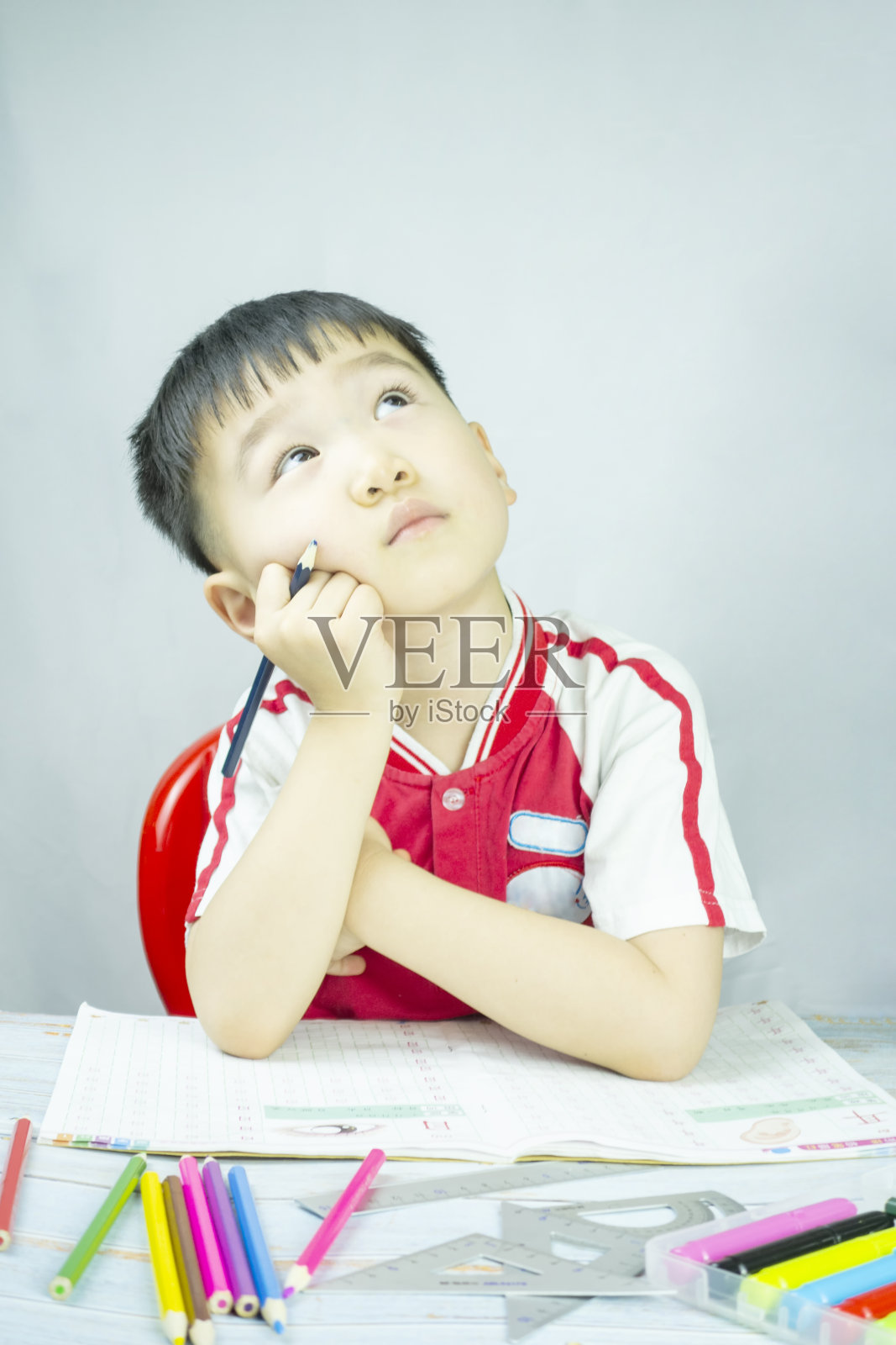 中国小学生穿着校服正在思考的问题照片摄影图片