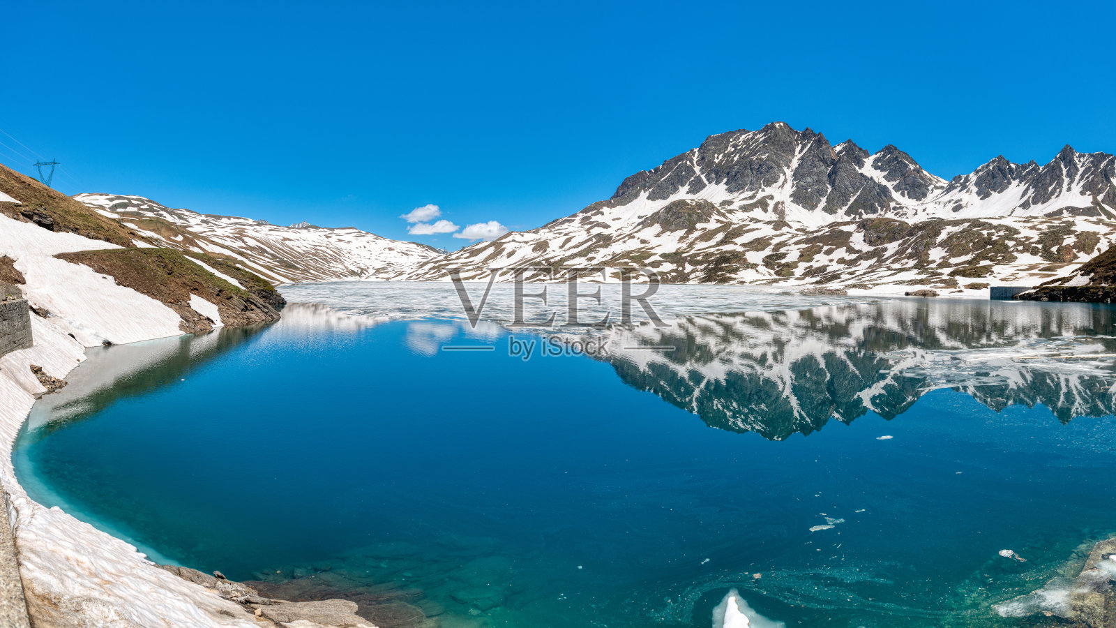 山上托加湖的解冻照片摄影图片