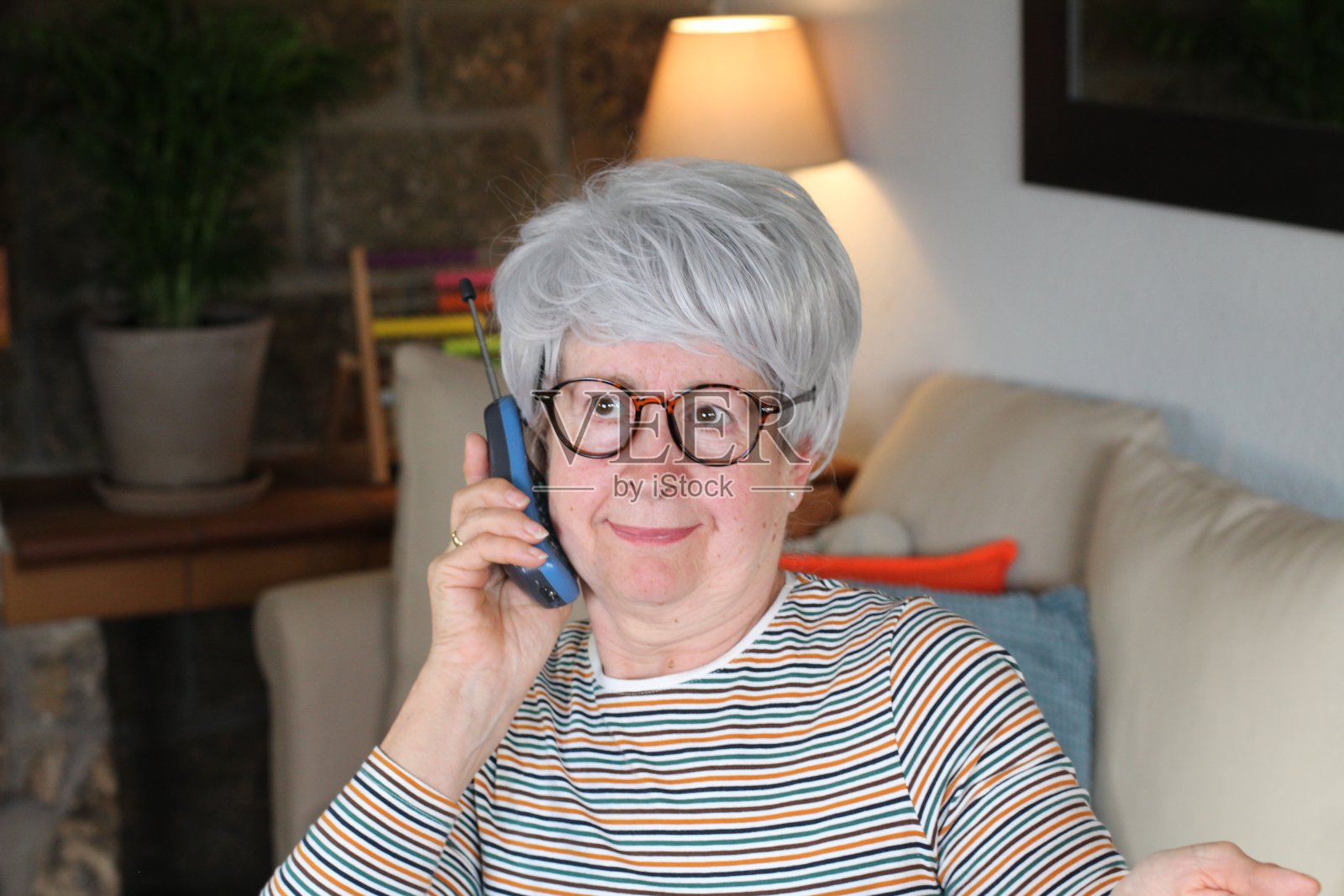 爱管闲事的老女人用固定电话照片摄影图片