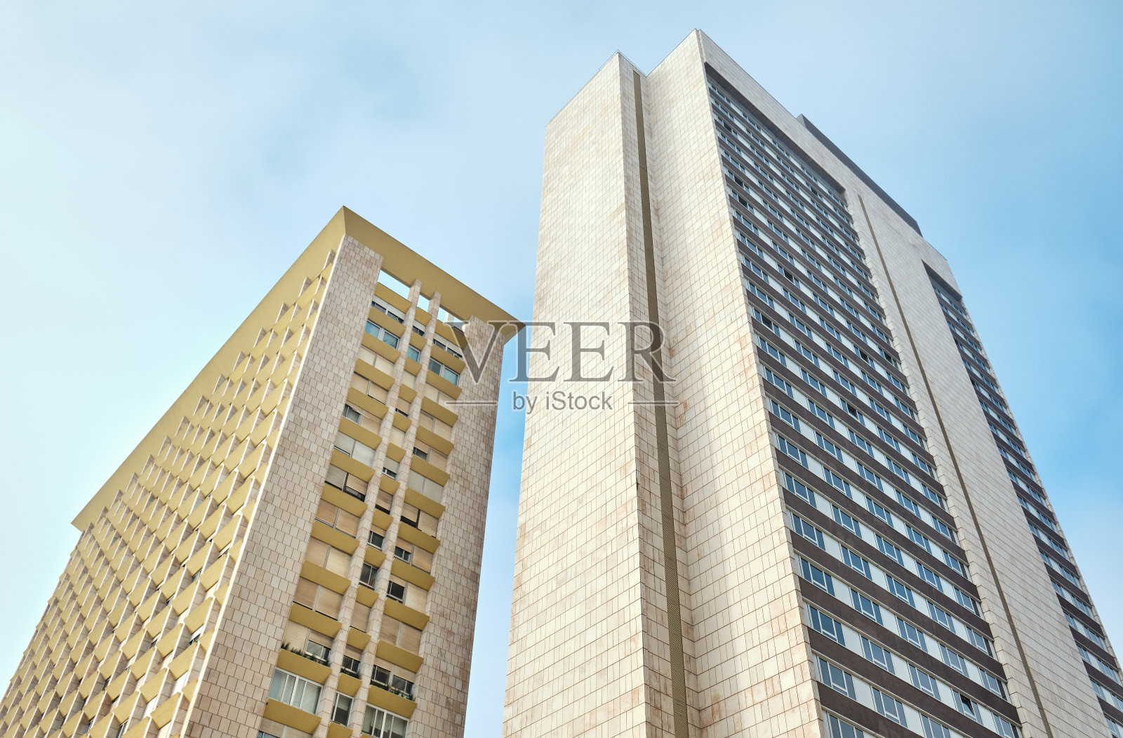 里斯本的两座高层住宅楼。照片摄影图片