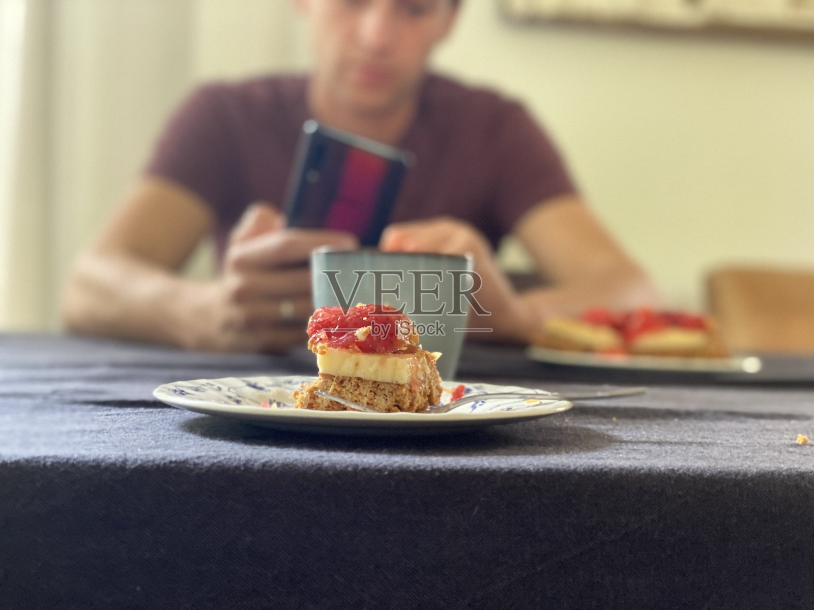 吃草莓蛋糕照片摄影图片