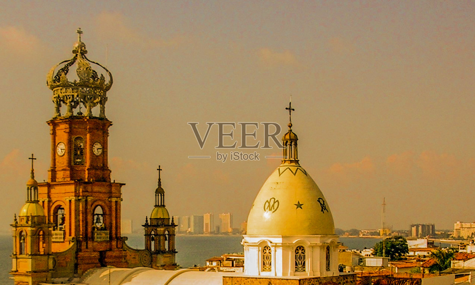 金色灯光下的墨西哥教堂圆顶的巧妙拍摄。照片摄影图片