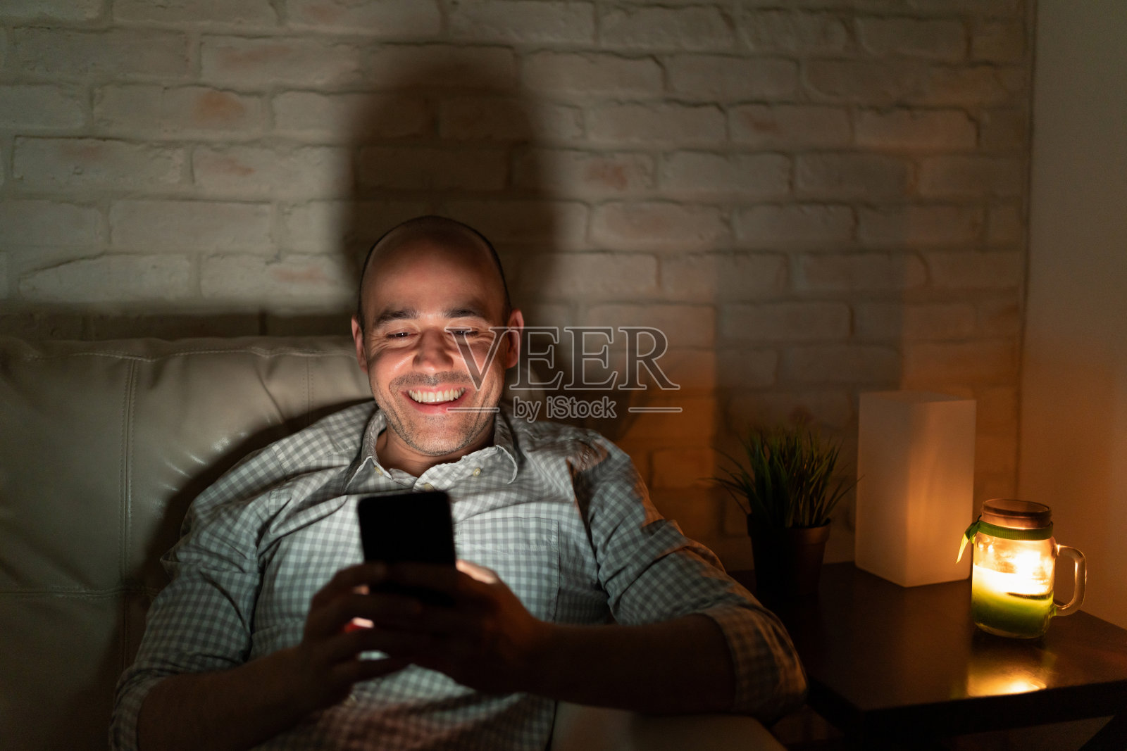 一个男人晚上给女朋友发短信照片摄影图片