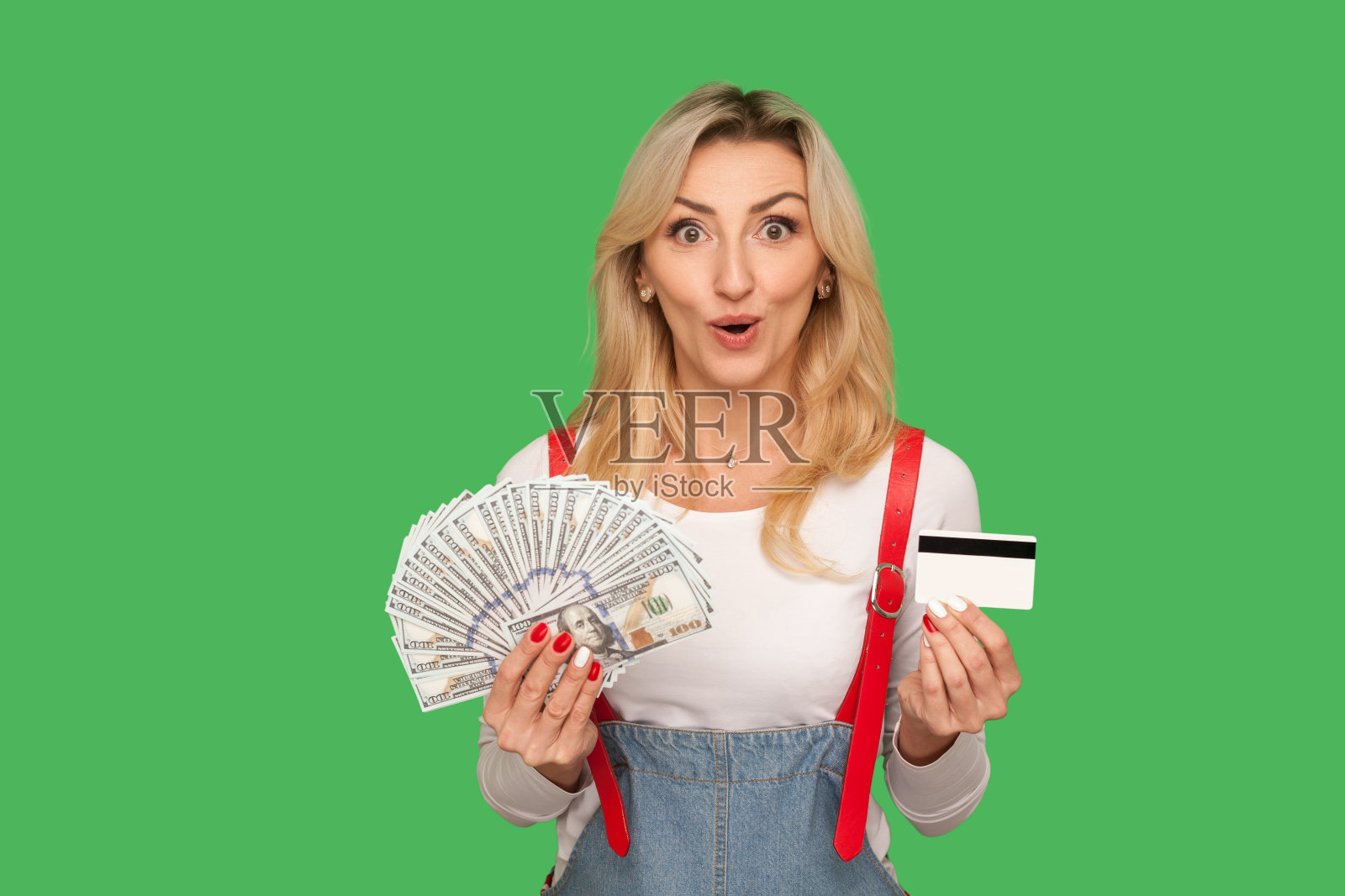 现金支付vs电子货币支付。一名成年妇女手持美元的肖像照片摄影图片