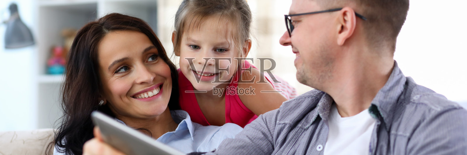 幸福家庭用平板电脑照片摄影图片