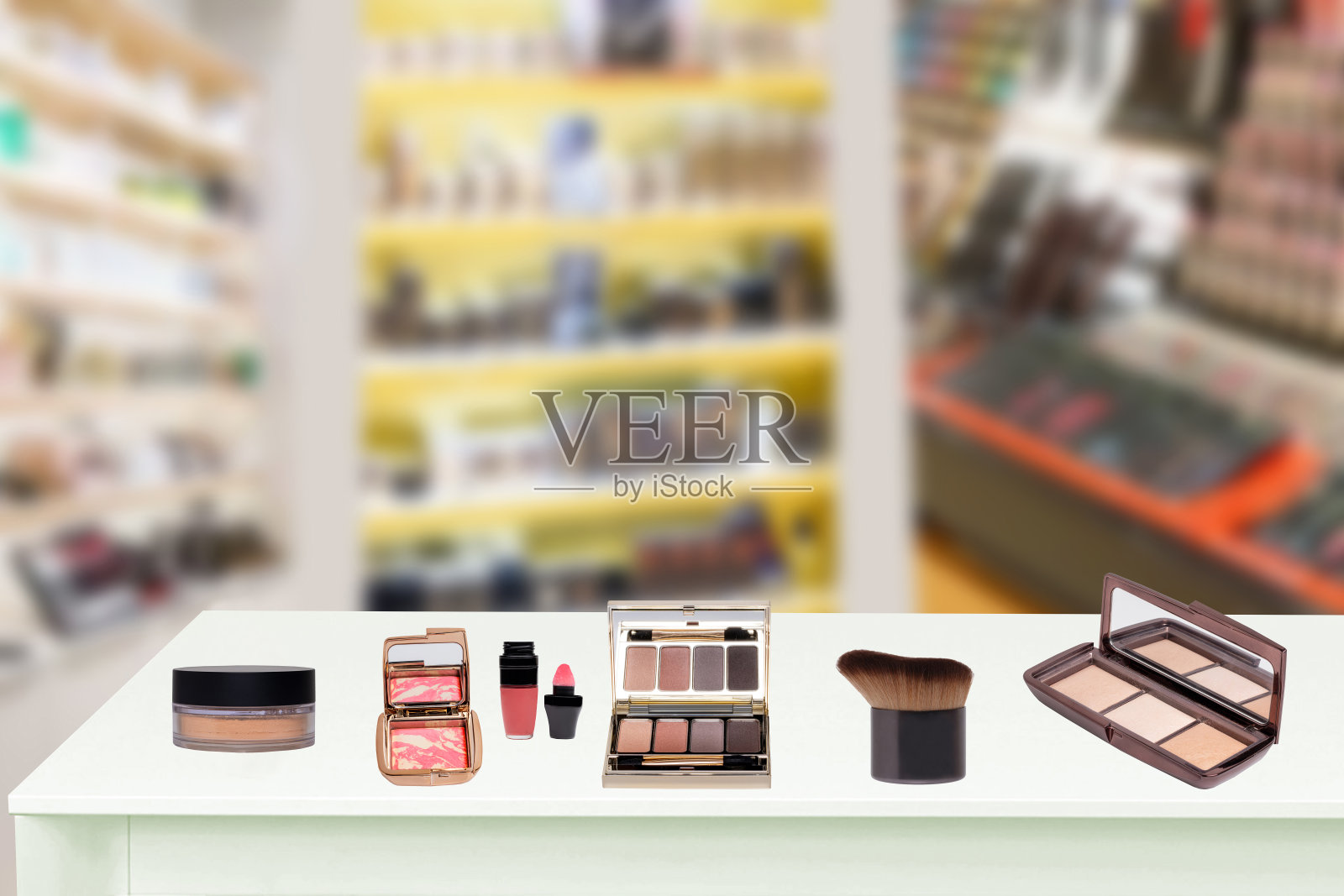 色彩斑斓的美妆产品和化妆工具摆放在琳琅满目的化妆品店前面。广告空间。照片摄影图片