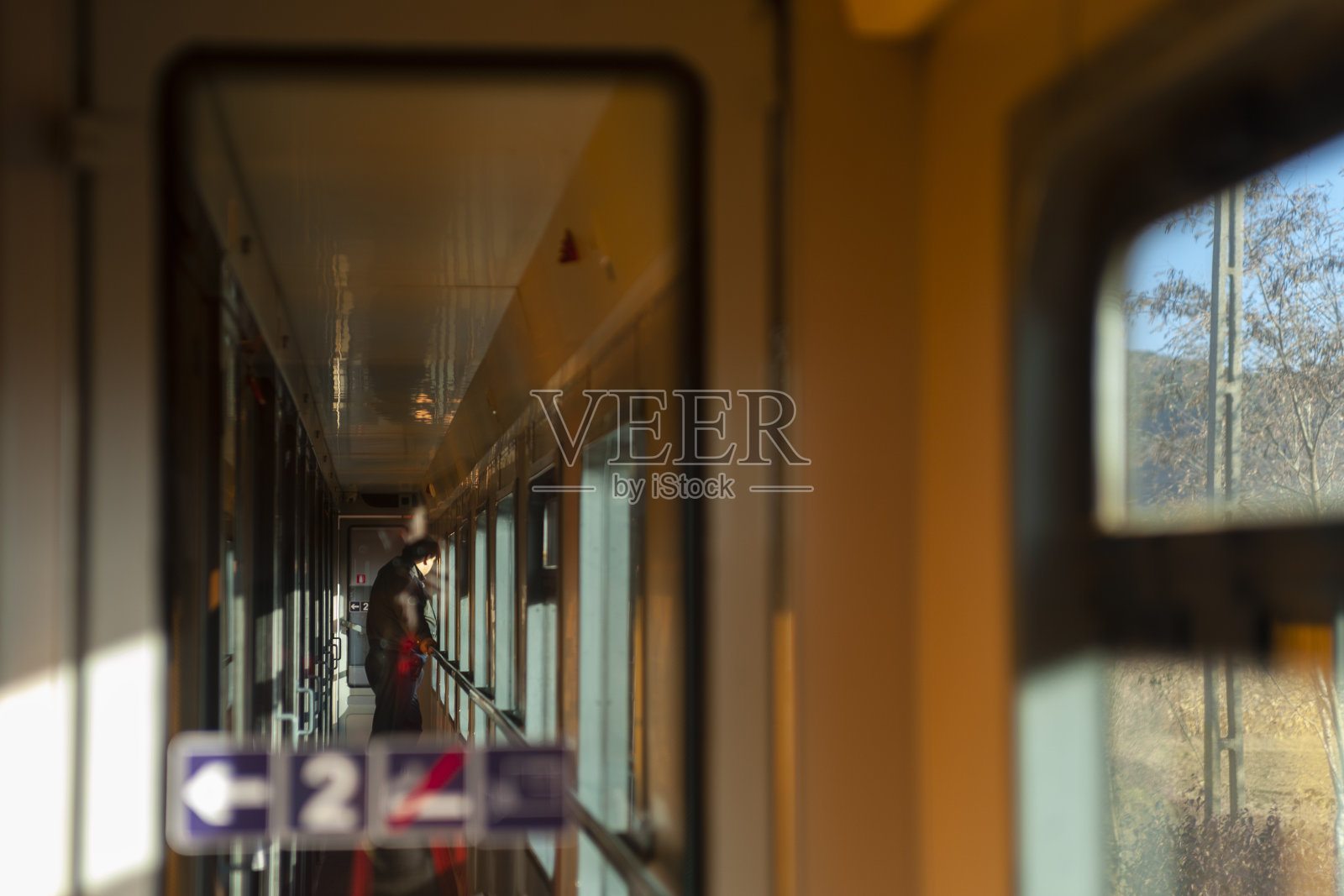 火车上的乘客照片摄影图片