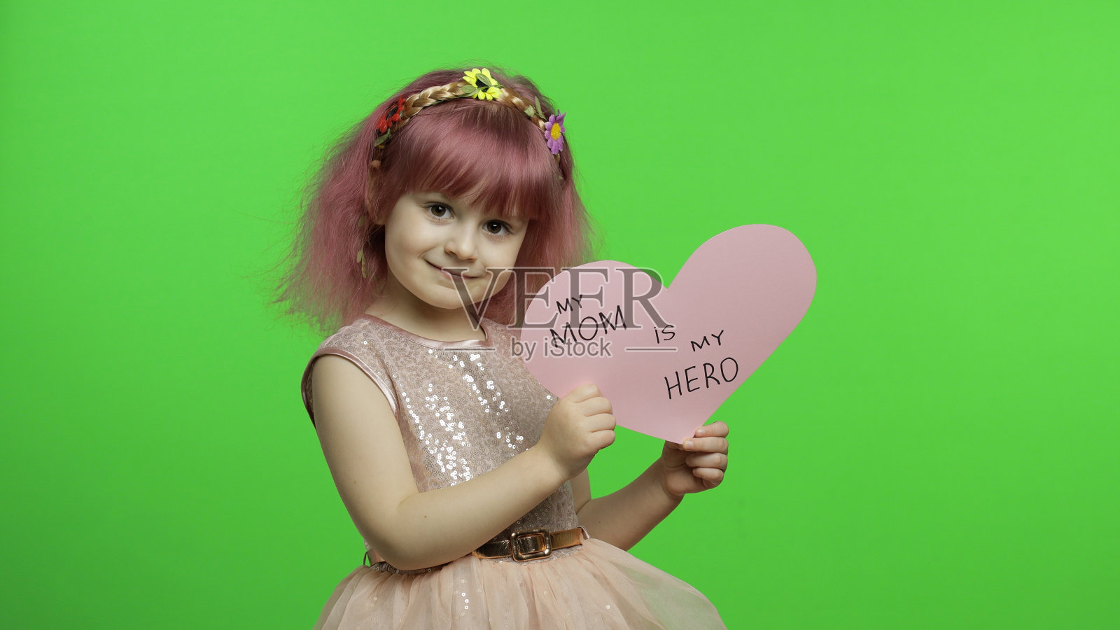 童女公主拿着粉红色的纸心，用文字讲述母亲。母亲节照片摄影图片